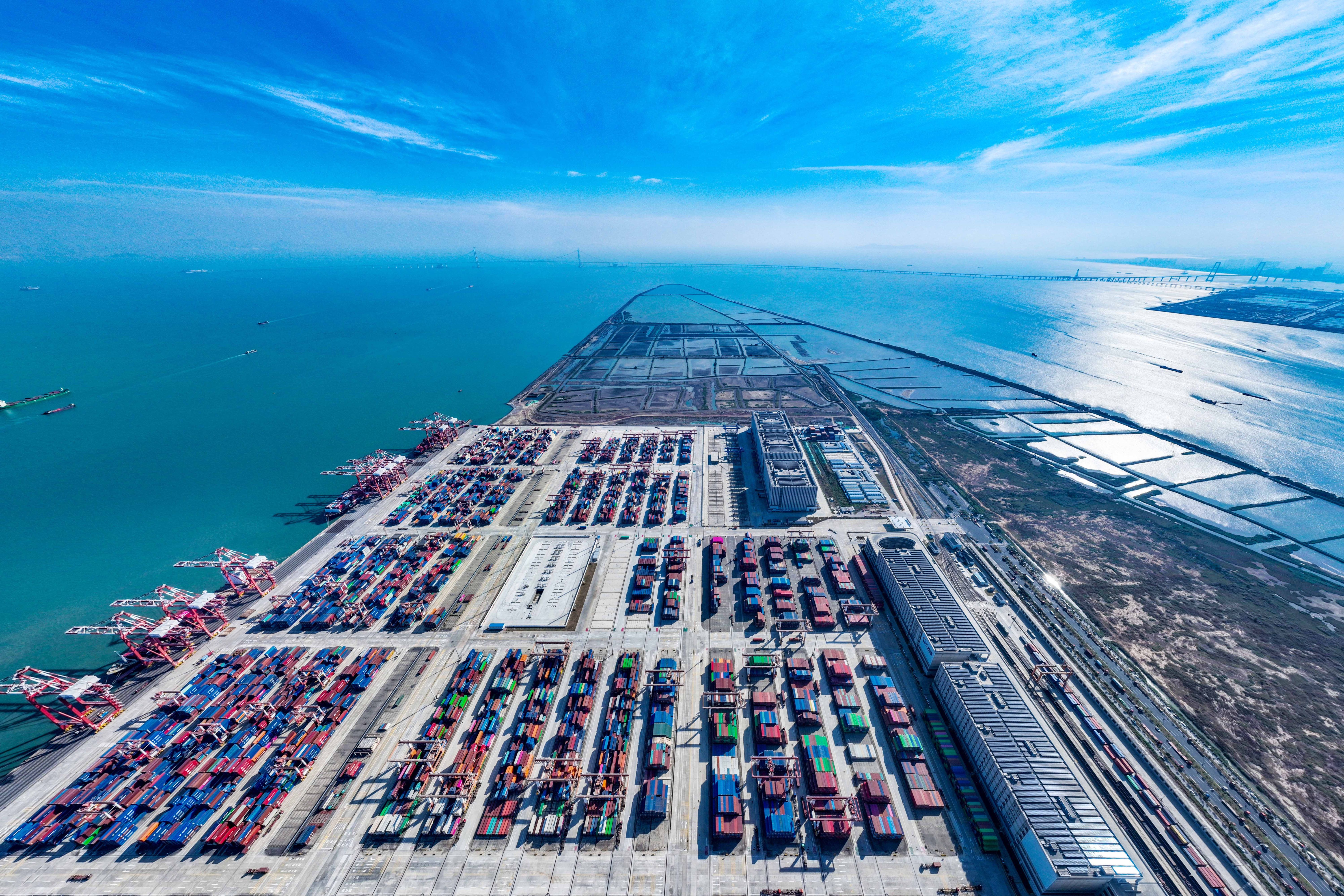 南沙港鐵路接入南沙港區。 南沙港鐵路接入南沙港區。