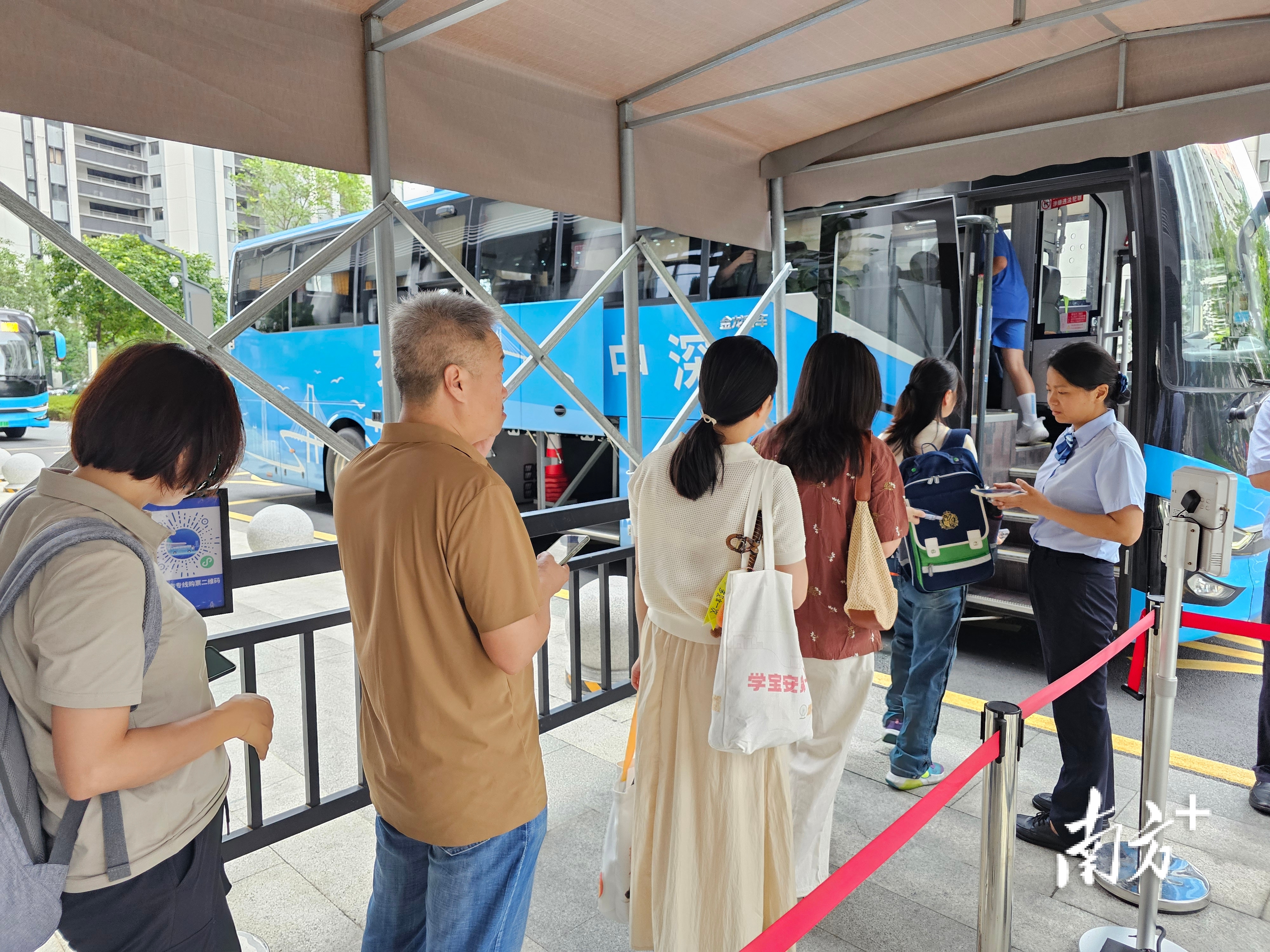 乘客在深中跨市公交中山國際人才港站乘坐班車前往深圳。圖源：南方＋