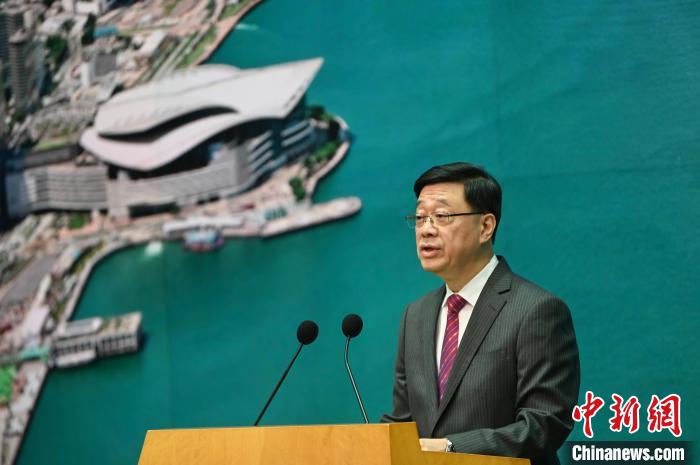  6月17日，香港特區(qū)行政長(zhǎng)官李家超出席行政會(huì)議前會(huì)見媒體。中新社記者 李志華 攝