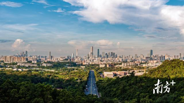 6月11日早,在火爐山俯拍美麗廣州。南方+拍客 歐陽(yáng)龍 攝 6月11日早,在火爐山俯拍美麗廣州。南方+拍客 歐陽(yáng)龍 攝