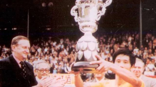 1979年，廣東隊(duì)隊(duì)長(zhǎng)何佳在香港捧起首屆省港杯冠軍獎(jiǎng)杯。圖源網(wǎng)絡(luò)