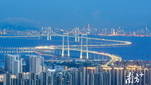 深中通道，宛如一條巨龍橫臥在伶仃洋上