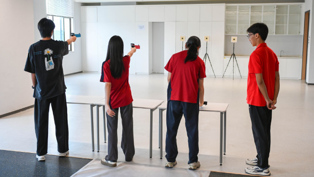 圖為學生們在廣州市中黃港澳子弟學校運動室進行射擊訓練