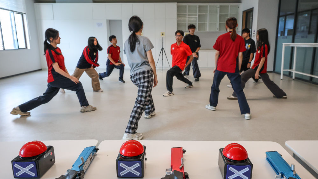 圖為廣東現代五項運動協會教練員滕澤華（中）帶領廣州市中黃港澳子弟學校學生進行拉伸訓練