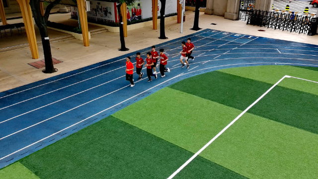 圖為廣東現代五項運動協會教練員滕澤華（左一）帶領廣州市中黃港澳子弟學校學生進行慢跑訓練