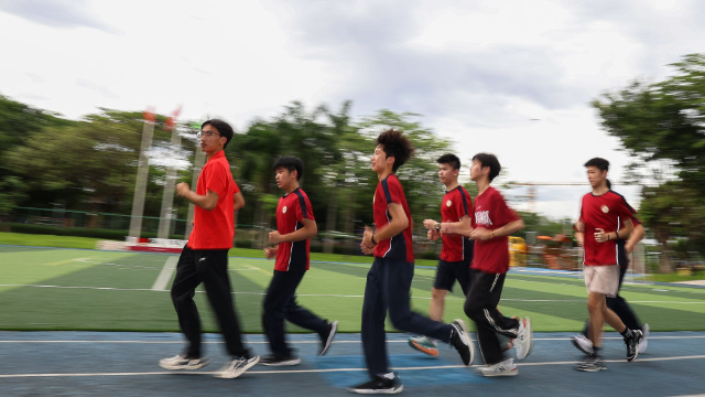圖為廣東現代五項運動協會教練員滕澤華（左一）帶領廣州市中黃港澳子弟學校學生進行慢跑訓練