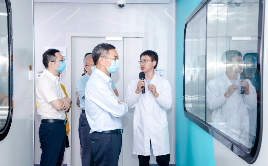 嘉賓參觀完美生命健康科技研究院。