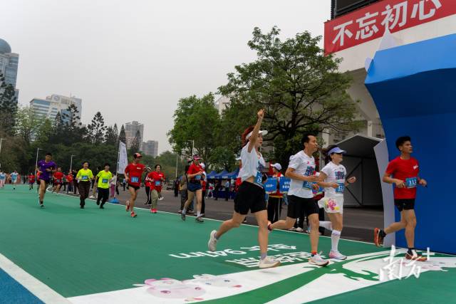 天體外圍，“跑友”打卡全運會主賽場同款跑道。