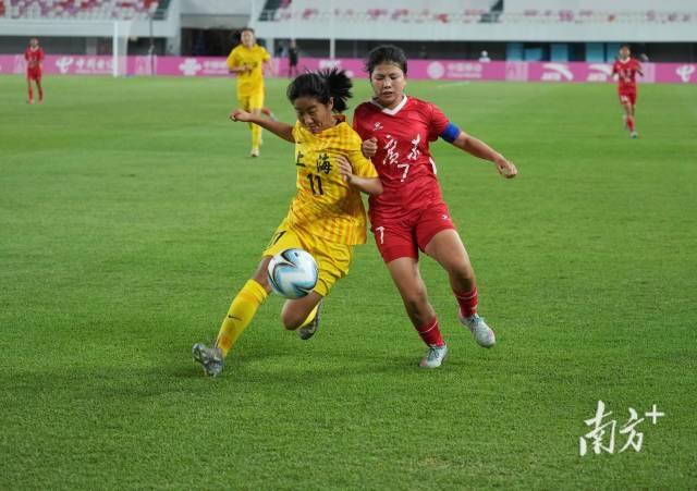 U16女足決賽，雙方激烈拼搶。