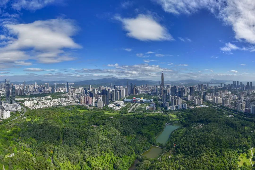 瞰深圳蓮花山和深圳市民中心，周圍高樓林立，草木蔥蘢。