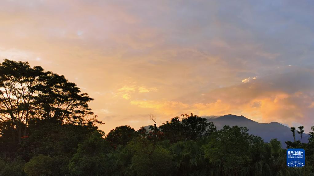夕陽下的羅浮山風景區