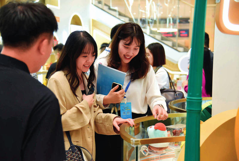 港澳青年在橫琴政務服務中心的“澳品薈”橫琴展示區瀏覽澳門創意產品