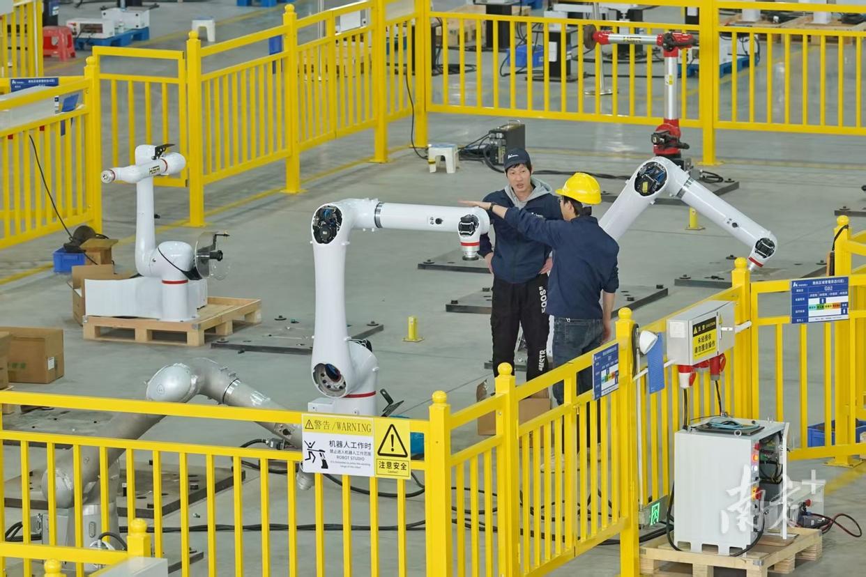 佛山華數(shù)機器人試驗車間。戴嘉信 攝
