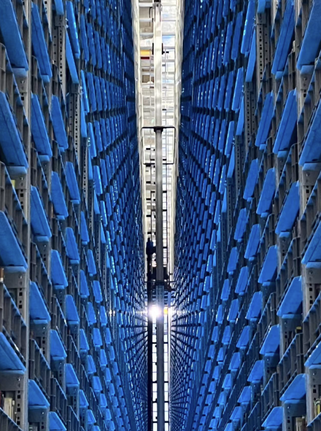 深圳圖書館北館，20多米高的智能立體書庫“深埋地下”。    南方日報記者 朱洪波 張梓望 攝