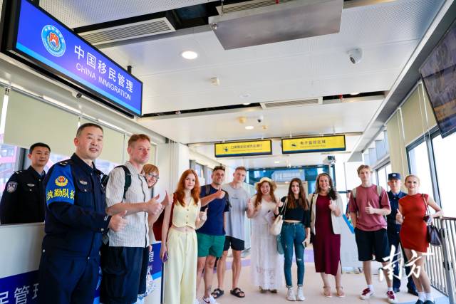 國際中轉區啟用后迎來首批中轉旅客