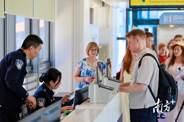 國際中轉區啟用后迎來首批中轉旅客 國際中轉區啟用后迎來首批中轉旅客