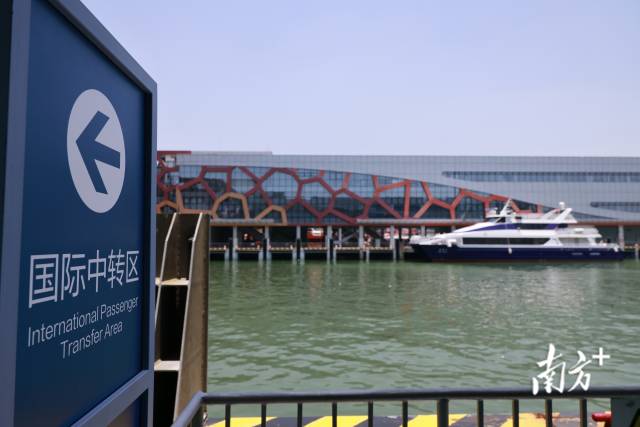 首批乘客乘坐快速客船抵達郵輪母港 首批乘客乘坐快速客船抵達郵輪母港