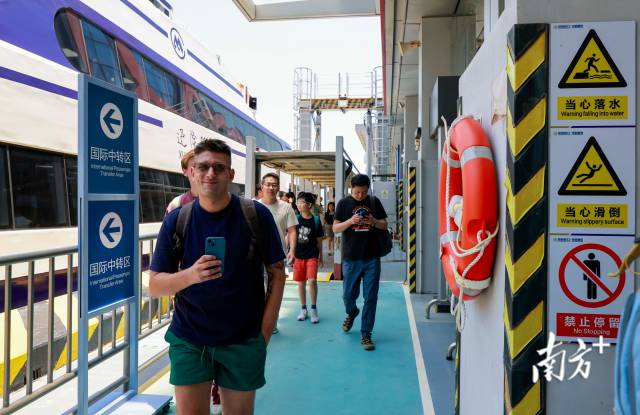 國際中轉區啟用后迎來首批中轉旅客 國際中轉區啟用后迎來首批中轉旅客