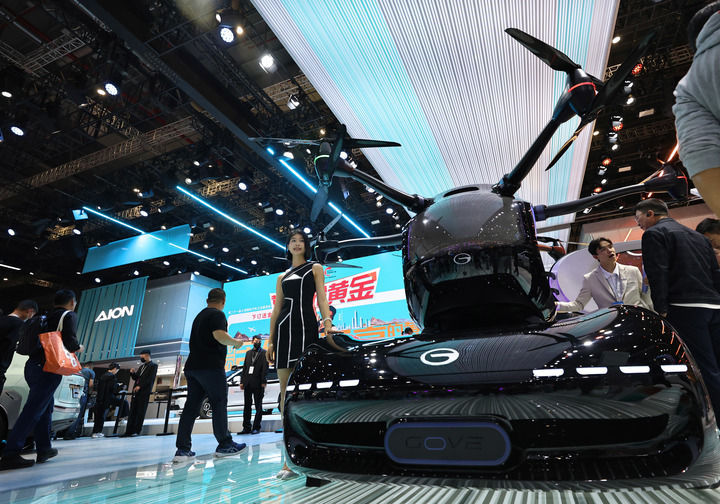 這是在第二十一屆上海國(guó)際汽車工業(yè)展覽會(huì)上拍攝的廣汽傳祺品牌展出的一款飛行汽車(2025年4月25日攝)。新華社記者 方喆 攝 這是在第二十一屆上海國(guó)際汽車工業(yè)展覽會(huì)上拍攝的廣汽傳祺品牌展出的一款飛行汽車(2025年4月25日攝)。新華社記者 方喆 攝