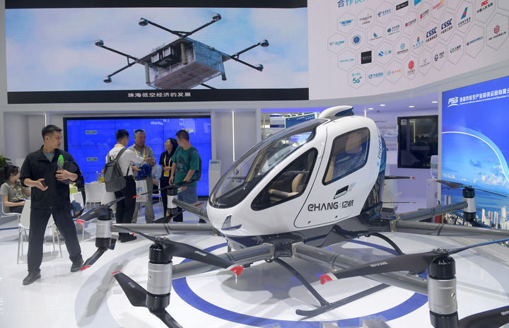 這是在珠海航展上展示的億航智能EH216-S無人駕駛載人航空器（2024年11月13日攝）。新華社記者 盧漢欣 攝