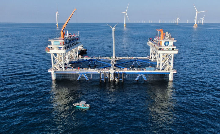 這是在廣東汕尾拍攝的中廣核“伏羲一號(hào)”風(fēng)漁融合網(wǎng)箱平臺(tái)(2024年9月2日攝,無(wú)人機(jī)照片)。新華社記者 鄧華 攝 這是在廣東汕尾拍攝的中廣核“伏羲一號(hào)”風(fēng)漁融合網(wǎng)箱平臺(tái)(2024年9月2日攝,無(wú)人機(jī)照片)。新華社記者 鄧華 攝