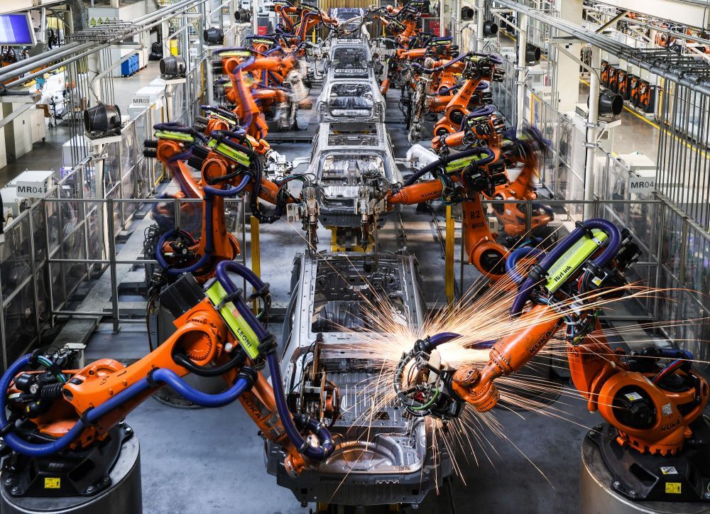 這是在廣州番禺廣汽智聯(lián)新能源產(chǎn)業(yè)園拍攝的埃安智慧產(chǎn)線(xiàn)(2025年2月24日攝)。新華社記者 劉大偉 攝 這是在廣州番禺廣汽智聯(lián)新能源產(chǎn)業(yè)園拍攝的埃安智慧產(chǎn)線(xiàn)(2025年2月24日攝)。新華社記者 劉大偉 攝