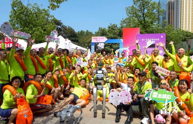 市民與機器人合影 