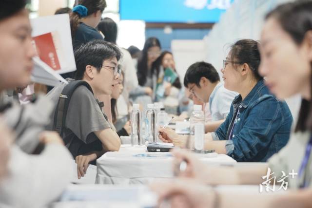 “百萬英才匯南粵”武漢招聘會現(xiàn)場火爆，企業(yè)招聘展位座無虛席，面試洽談對接需求。