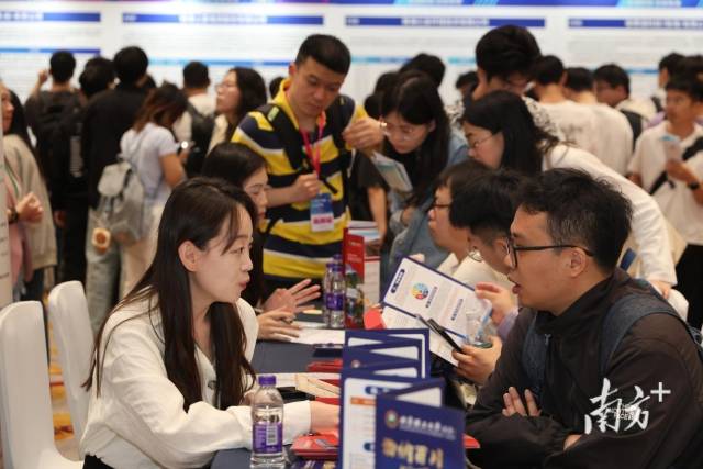 招聘現場,求職者們與廣東企業招聘人員正在積極互動。 招聘現場,求職者們與廣東企業招聘人員正在積極互動。