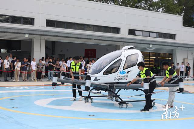 嘉賓體驗載人無人機。 嘉賓體驗載人無人機。