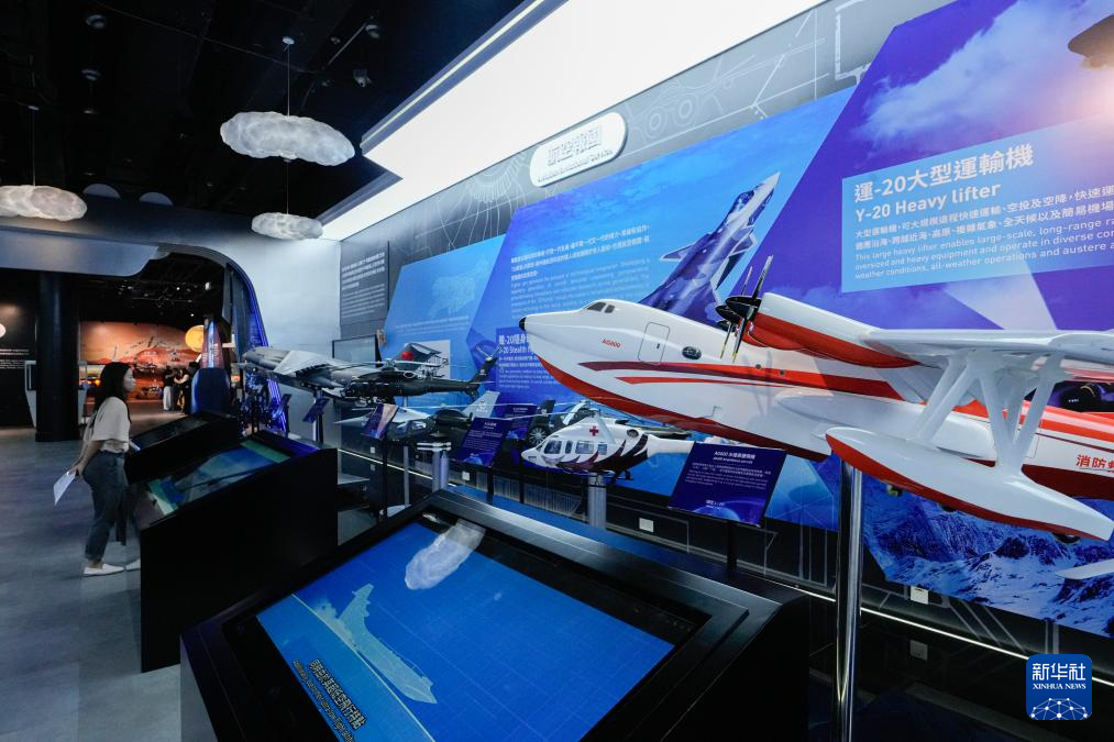 7月31日，媒體記者在觀看展品。新華社發（呂小煒 攝）