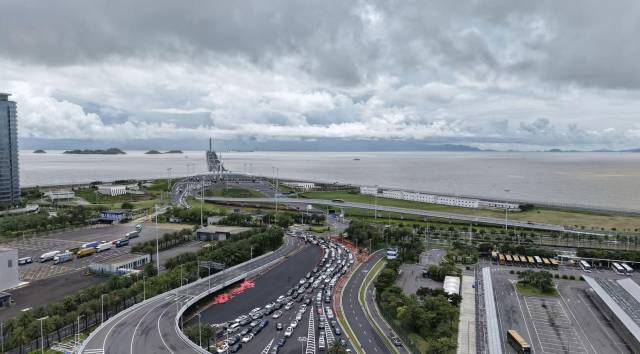 港珠澳大橋入境車流高峰。資料圖