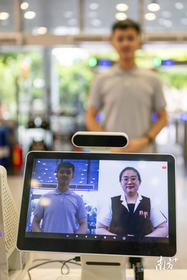 在政務(wù)服務(wù)中心配備的手語(yǔ)翻譯設(shè)備。