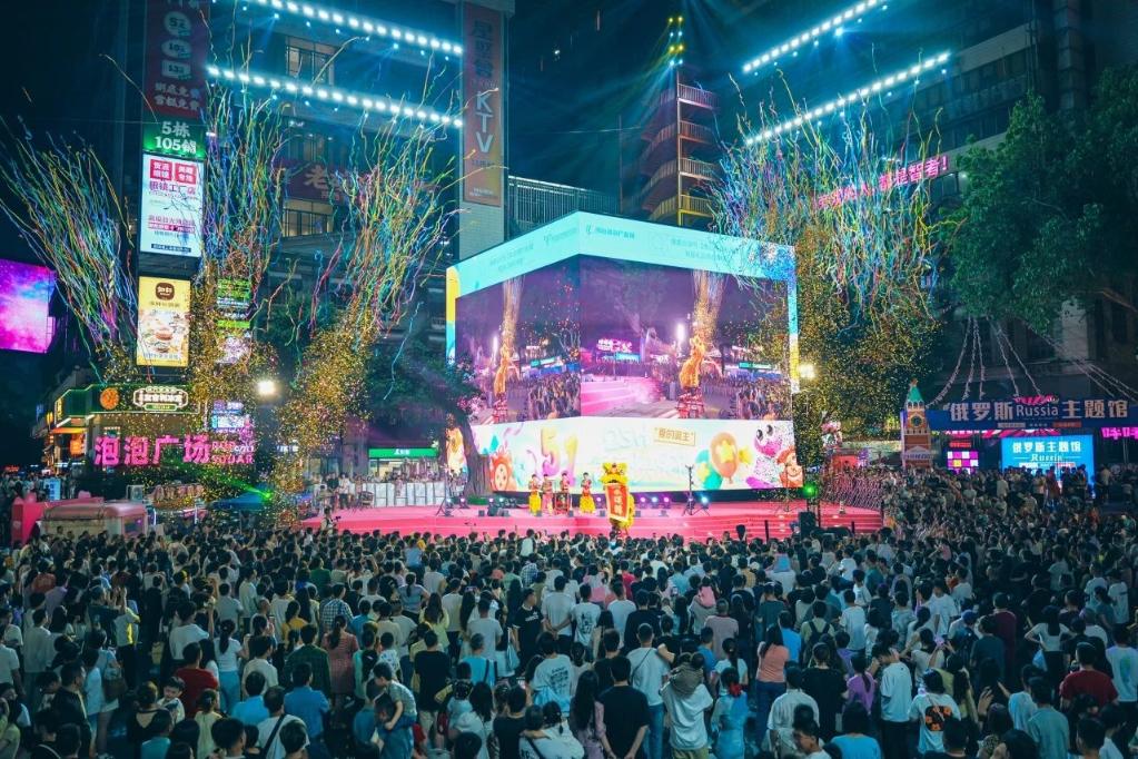 圖為佛山創(chuàng)意產(chǎn)業(yè)園舉辦的文化活動(dòng)現(xiàn)場(chǎng)。新華社發(fā) 圖為佛山創(chuàng)意產(chǎn)業(yè)園舉辦的文化活動(dòng)現(xiàn)場(chǎng)。新華社發(fā)