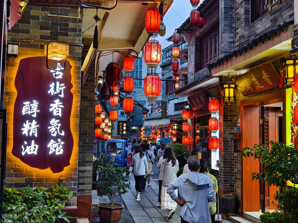 位于廣東東莞寮步鎮的牙香街,濃厚的嶺南風格吸引不少外地游客前來參觀游覽。新華社發(易建攝) 位于廣東東莞寮步鎮的牙香街,濃厚的嶺南風格吸引不少外地游客前來參觀游覽。新華社發(易建攝)
