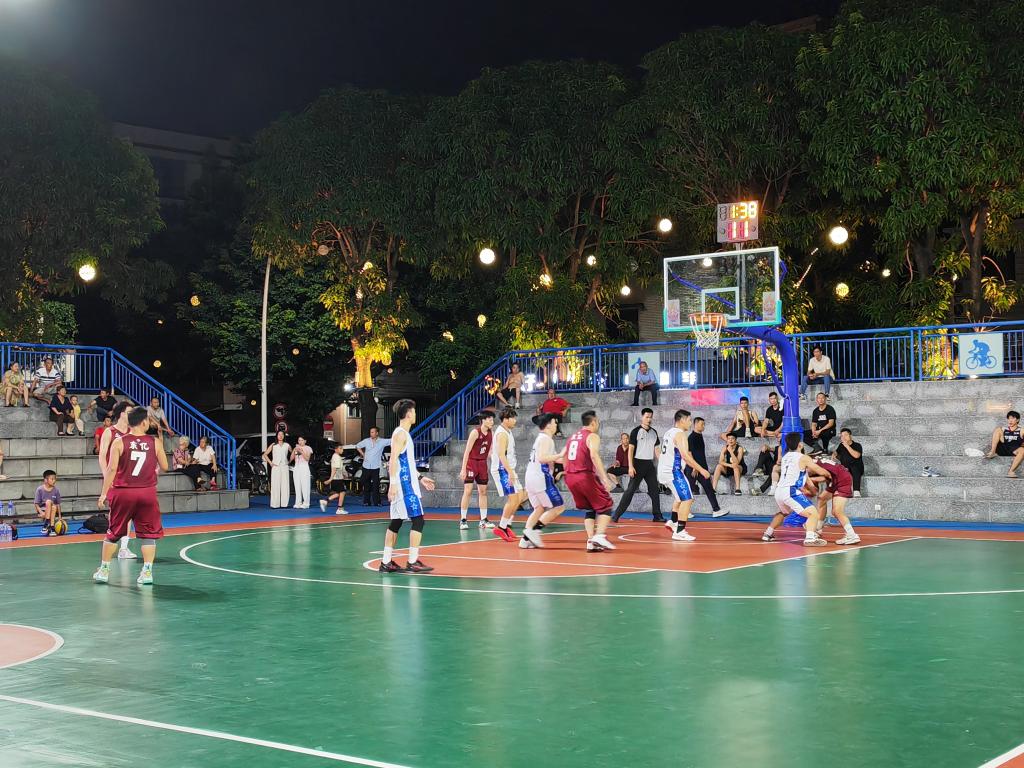 8月1日晚,中山市沙溪鎮(zhèn)龍瑞村為迎接十五運(yùn)會(huì)倒計(jì)時(shí)100天舉辦的籃球賽事。新華社記者 鄧瑞璇 攝 8月1日晚,中山市沙溪鎮(zhèn)龍瑞村為迎接十五運(yùn)會(huì)倒計(jì)時(shí)100天舉辦的籃球賽事。新華社記者 鄧瑞璇 攝