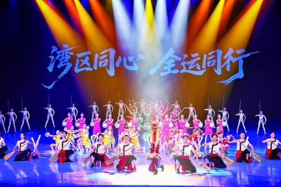 8月2日，演員在“灣區同心 全運同行”活動現場表演。新華社發