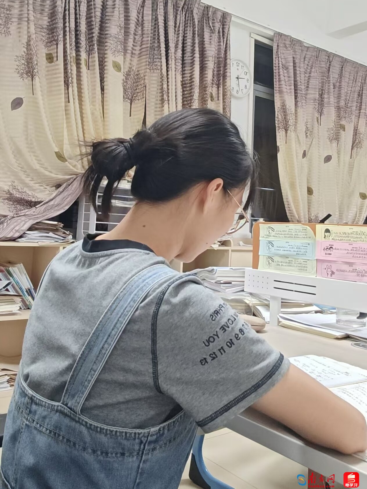 周麗紅在工位上備課。受訪者供圖