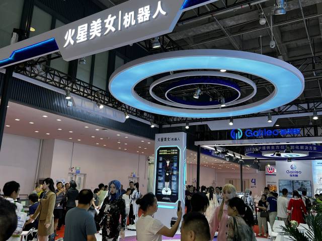 不少機器人企業(yè)現(xiàn)場公布售價