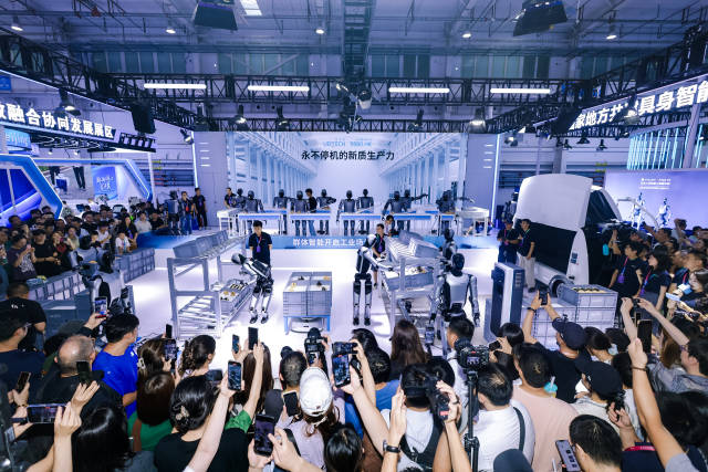 企業將生產線搬到現場，機器人模擬車間打工