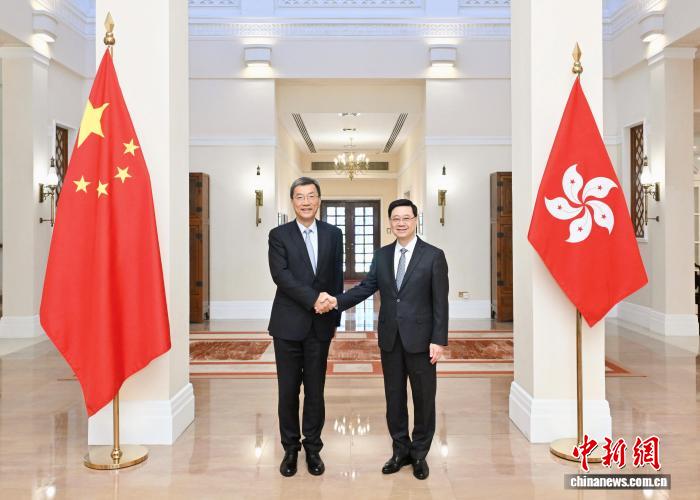 8月13日，香港特區(qū)行政長官李家超(右)在香港禮賓府與教育部部長懷進(jìn)鵬(左)會(huì)面。　(香港特區(qū)政府新聞處供圖)
