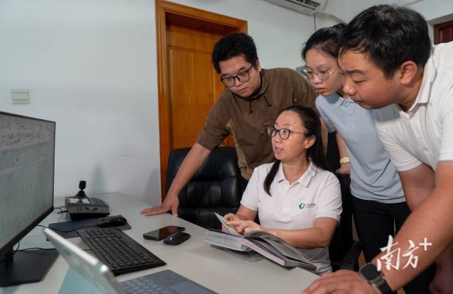 楊瓊和同事通過監控觀察候鳥 楊瓊和同事通過監控觀察候鳥