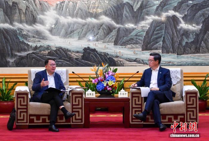 8月18日,香港特區(qū)政府政務(wù)司司長(zhǎng)陳國(guó)基(左)與深圳市市長(zhǎng)覃偉中(右)會(huì)面。(香港特區(qū)政府新聞處供圖) 8月18日,香港特區(qū)政府政務(wù)司司長(zhǎng)陳國(guó)基(左)與深圳市市長(zhǎng)覃偉中(右)會(huì)面。(香港特區(qū)政府新聞處供圖)