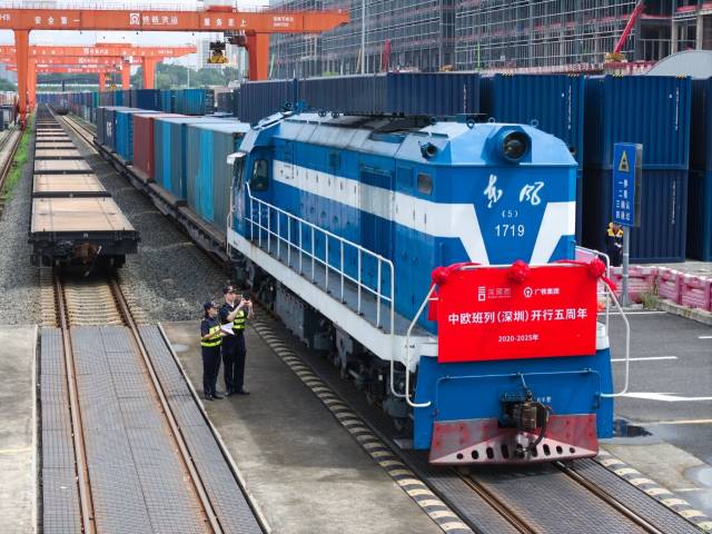 關員在深圳平湖南國際物流樞紐對中歐班列(深圳)開展開行前查驗工作。(通訊員 李硯偉 攝) 關員在深圳平湖南國際物流樞紐對中歐班列(深圳)開展開行前查驗工作。(通訊員 李硯偉 攝)