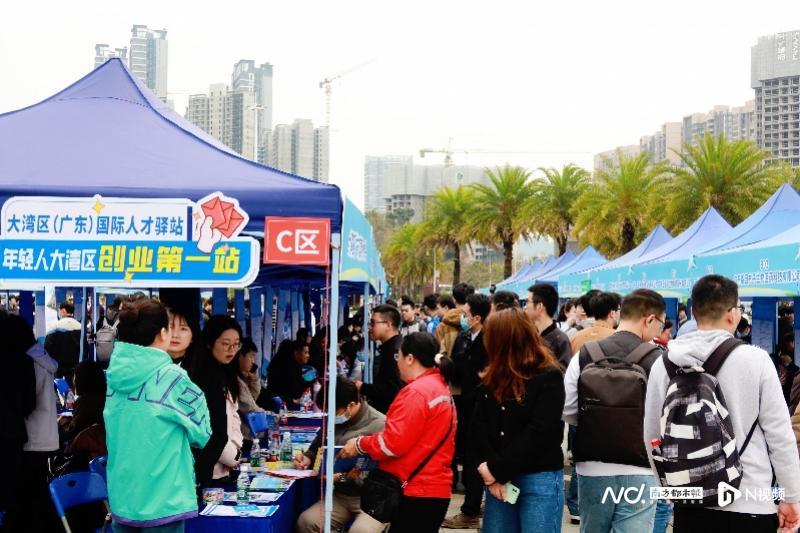 今年年初，南沙區(qū)舉辦“粵聚英才·粵見未來”——廣州南沙2025年春季圖南筑夢招聘會現(xiàn)場，不同企業(yè)展位前都迎來了大量求職者。