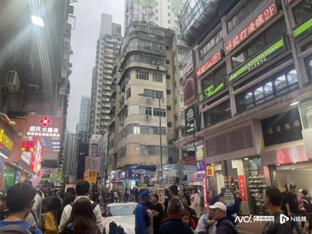 香港城市生活節奏快，居住環境相對狹小，給赴港發展的人才帶來不小的挑戰。