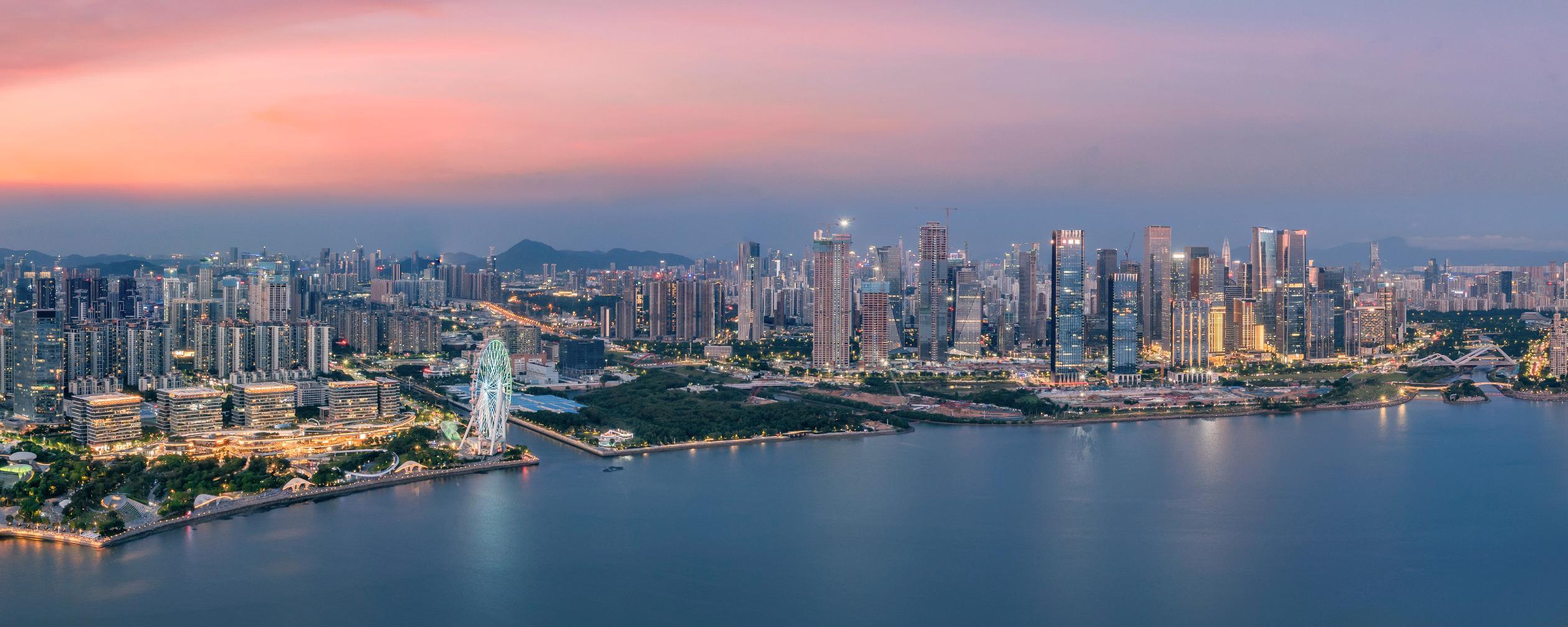 晚霞中的深圳前海一景。新華社發