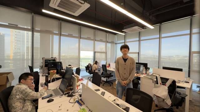 閆騰與馭靈智控團隊。