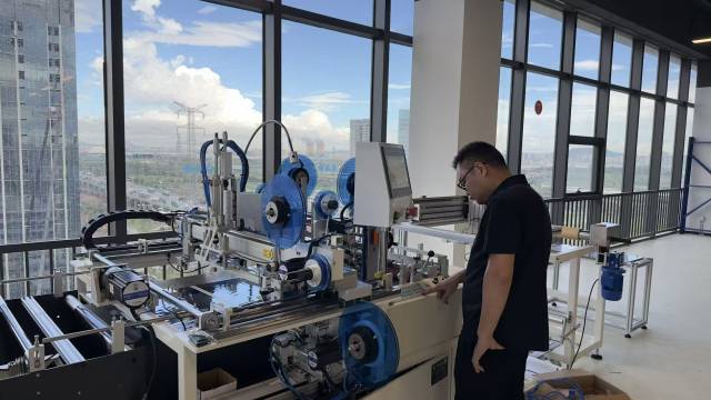 碳境科技納米復合薄膜加熱材料生產設備。 碳境科技納米復合薄膜加熱材料生產設備。