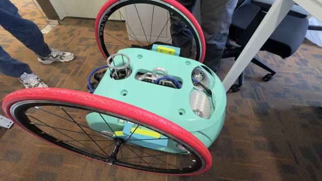 中科靈鮫研制的“靈鮫-S”水下機器人。 中科靈鮫研制的“靈鮫-S”水下機器人。